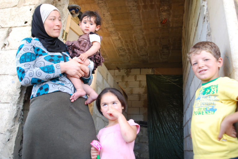 Fatima con i figli, dalla loro casa in Siria al campo profughi in Libano ©Caritas Lebanon