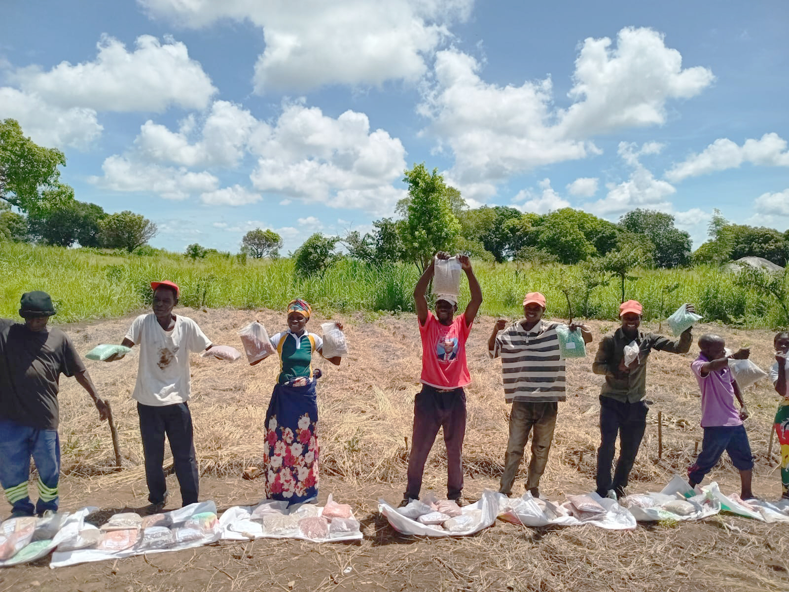 Agricoltori in Mozambico con kit agricoli distribuiti da CELIM